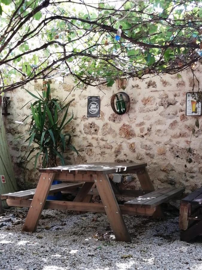 Kuyu Beergarden Hostel Antalya Kültér fotó