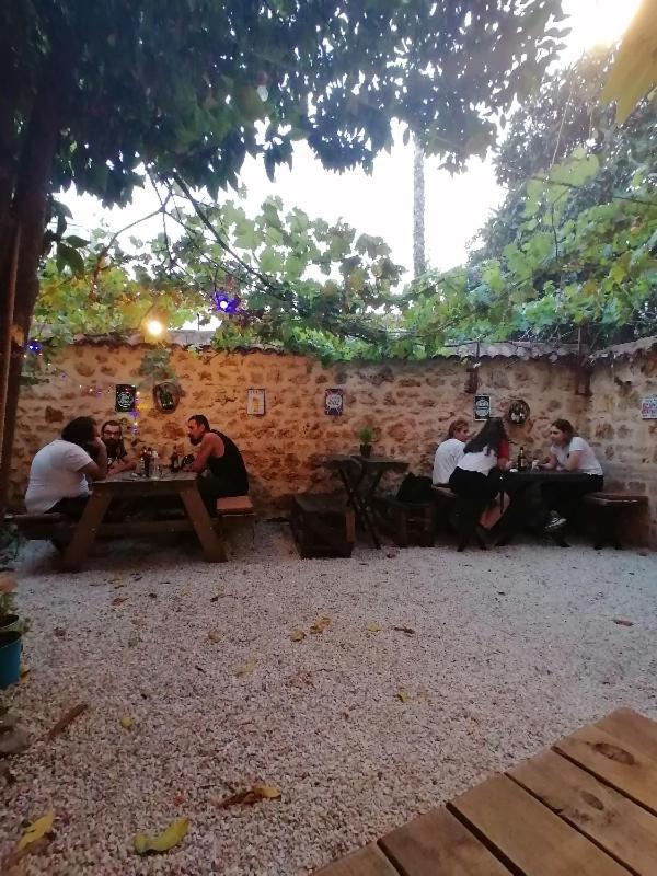 Kuyu Beergarden Hostel Antalya Kültér fotó