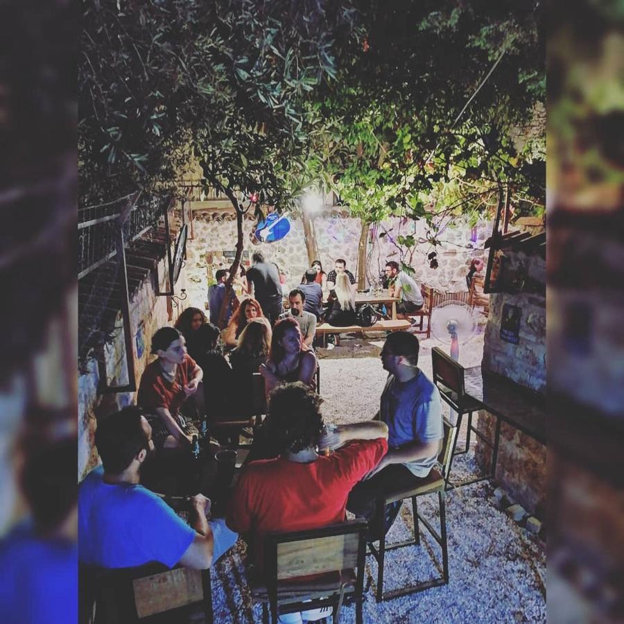 Kuyu Beergarden Hostel Antalya Kültér fotó