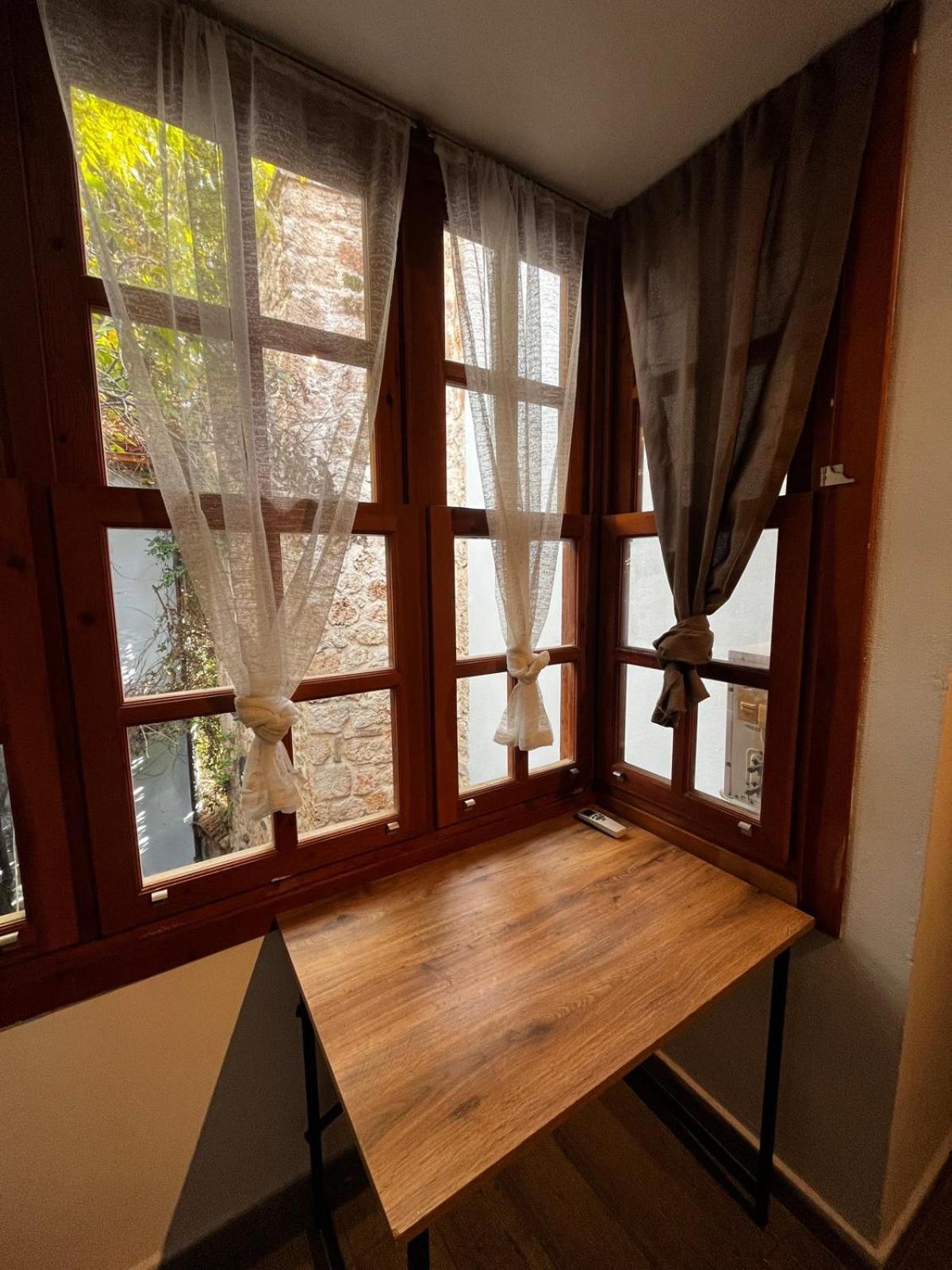Kuyu Beergarden Hostel Antalya Kültér fotó
