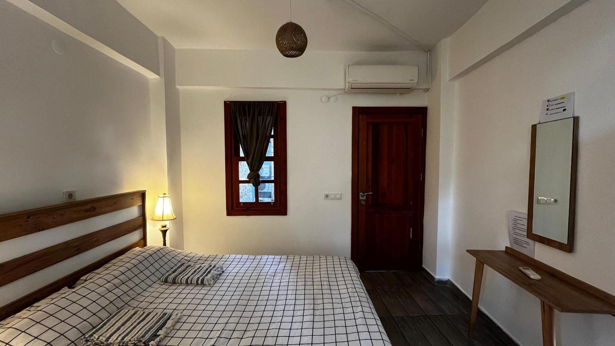 Kuyu Beergarden Hostel Antalya Kültér fotó