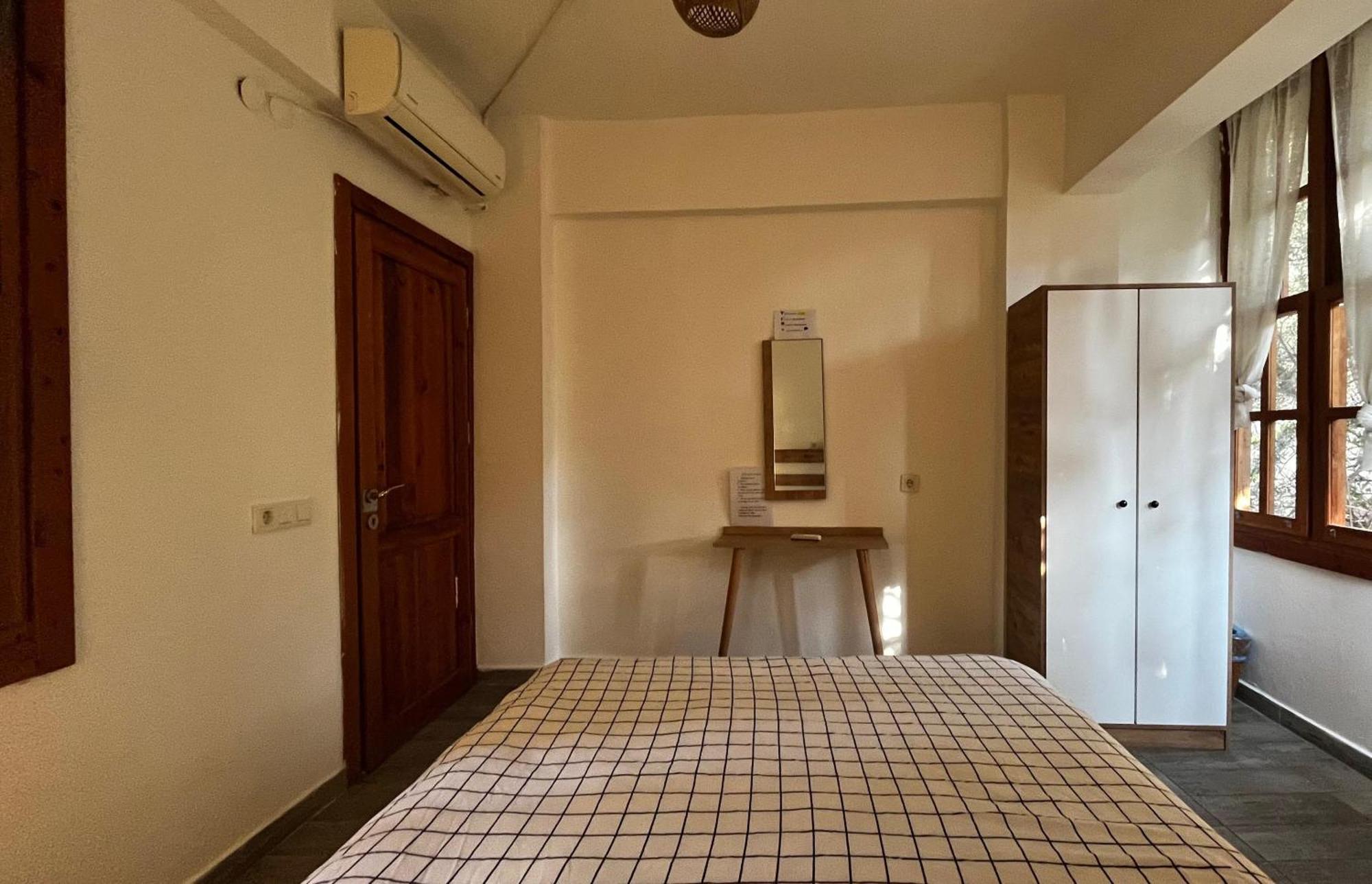 Kuyu Beergarden Hostel Antalya Kültér fotó