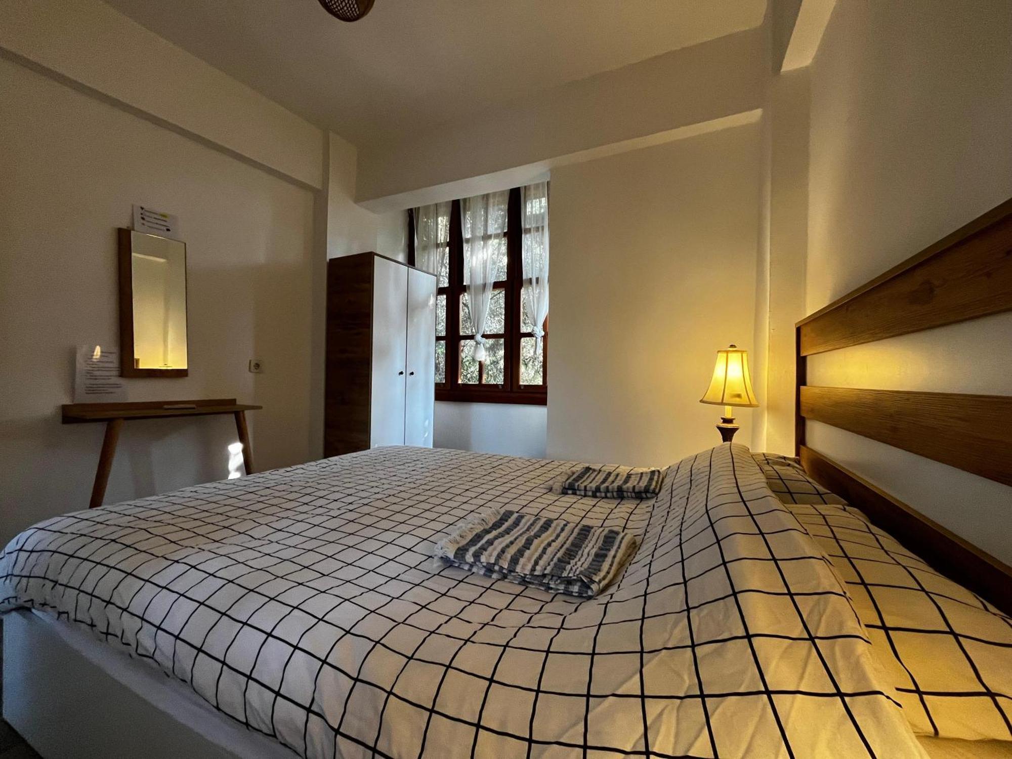 Kuyu Beergarden Hostel Antalya Kültér fotó