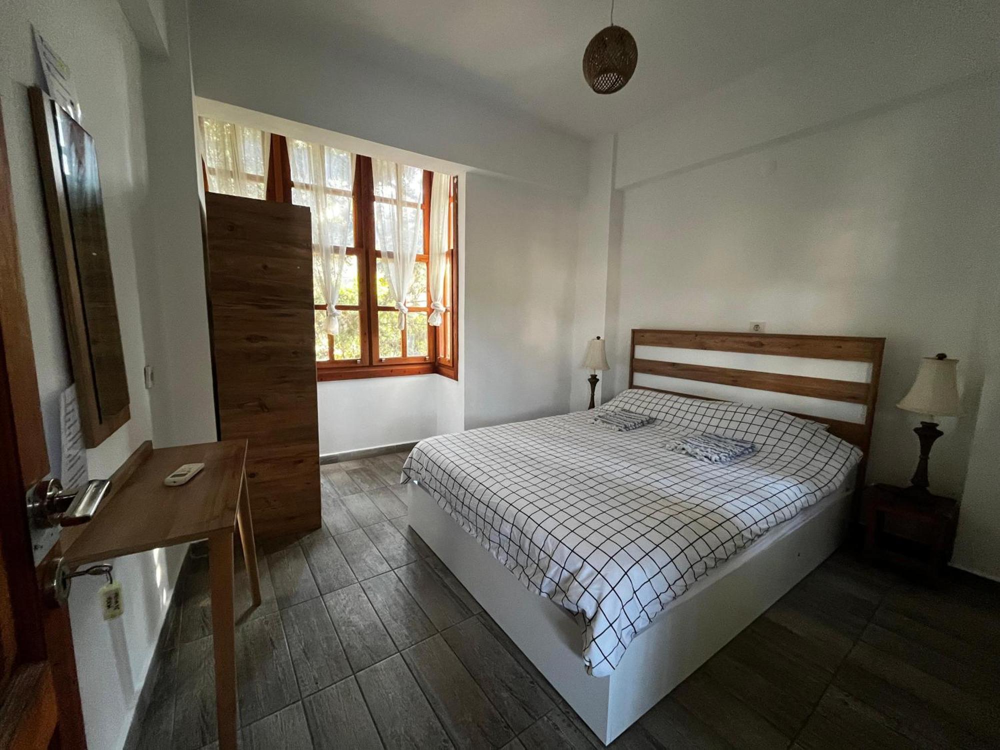 Kuyu Beergarden Hostel Antalya Kültér fotó