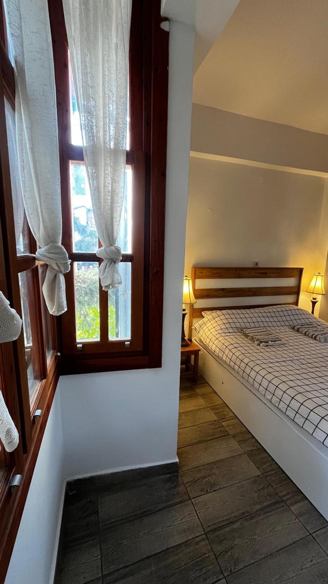 Kuyu Beergarden Hostel Antalya Kültér fotó