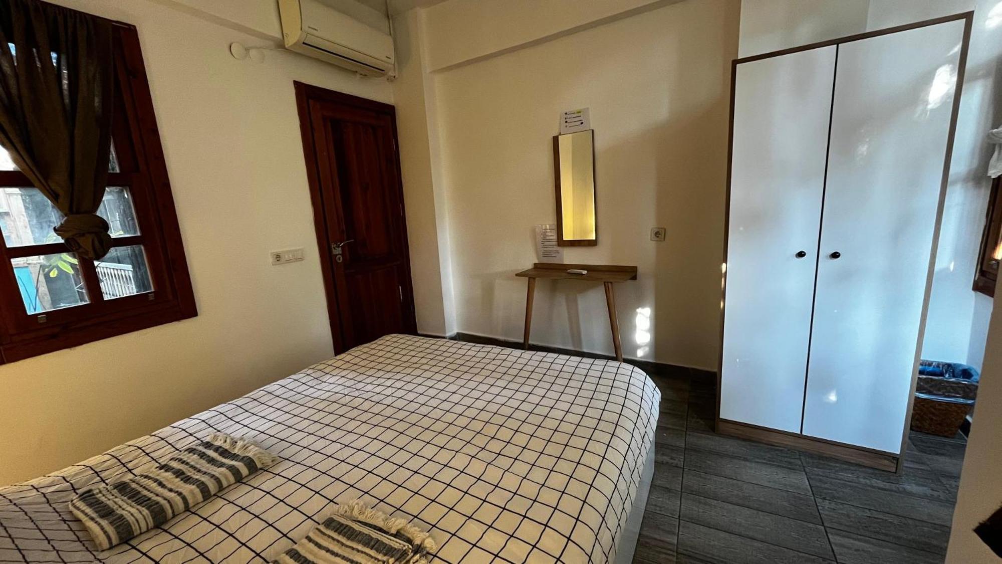 Kuyu Beergarden Hostel Antalya Kültér fotó