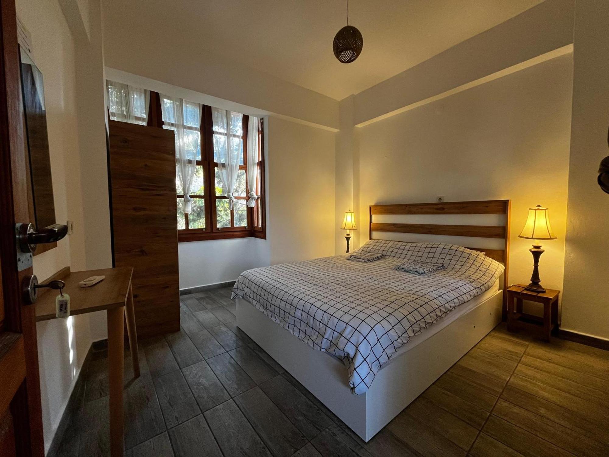 Kuyu Beergarden Hostel Antalya Kültér fotó