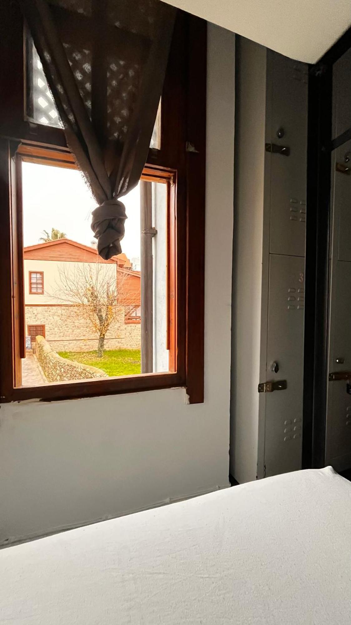 Kuyu Beergarden Hostel Antalya Kültér fotó