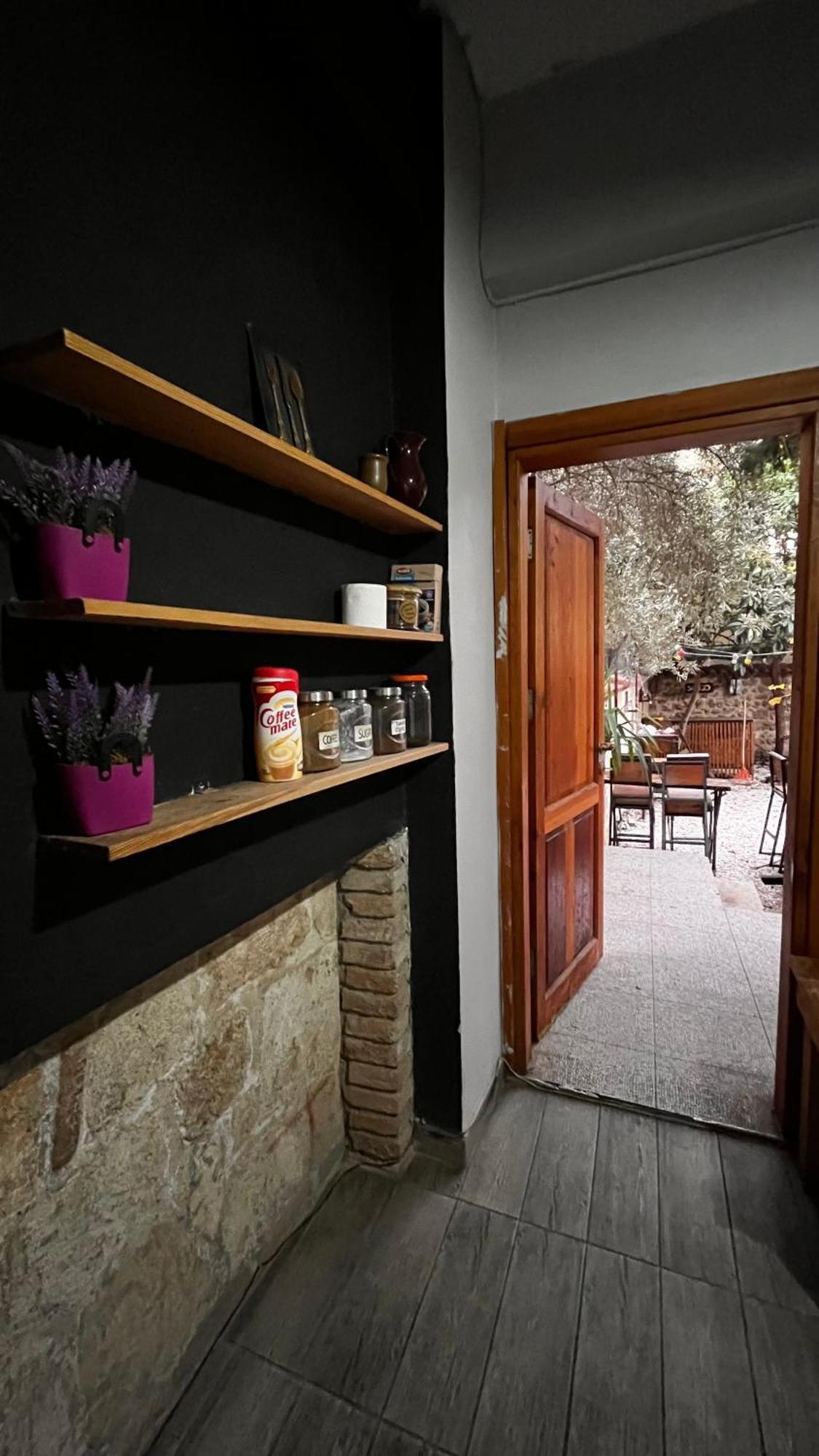 Kuyu Beergarden Hostel Antalya Kültér fotó