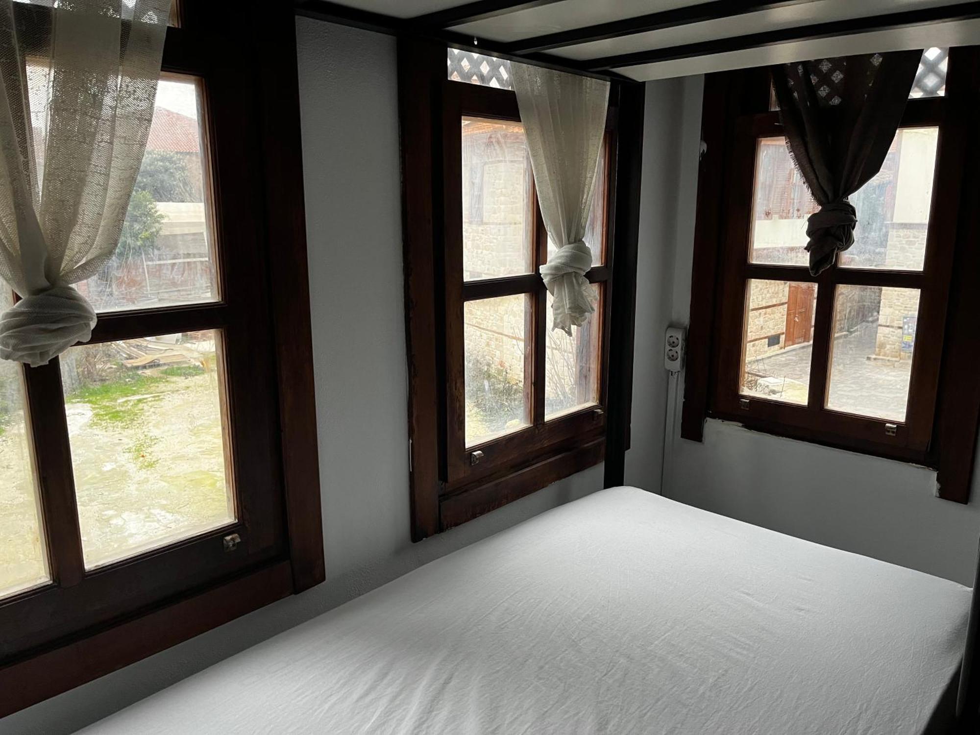 Kuyu Beergarden Hostel Antalya Kültér fotó