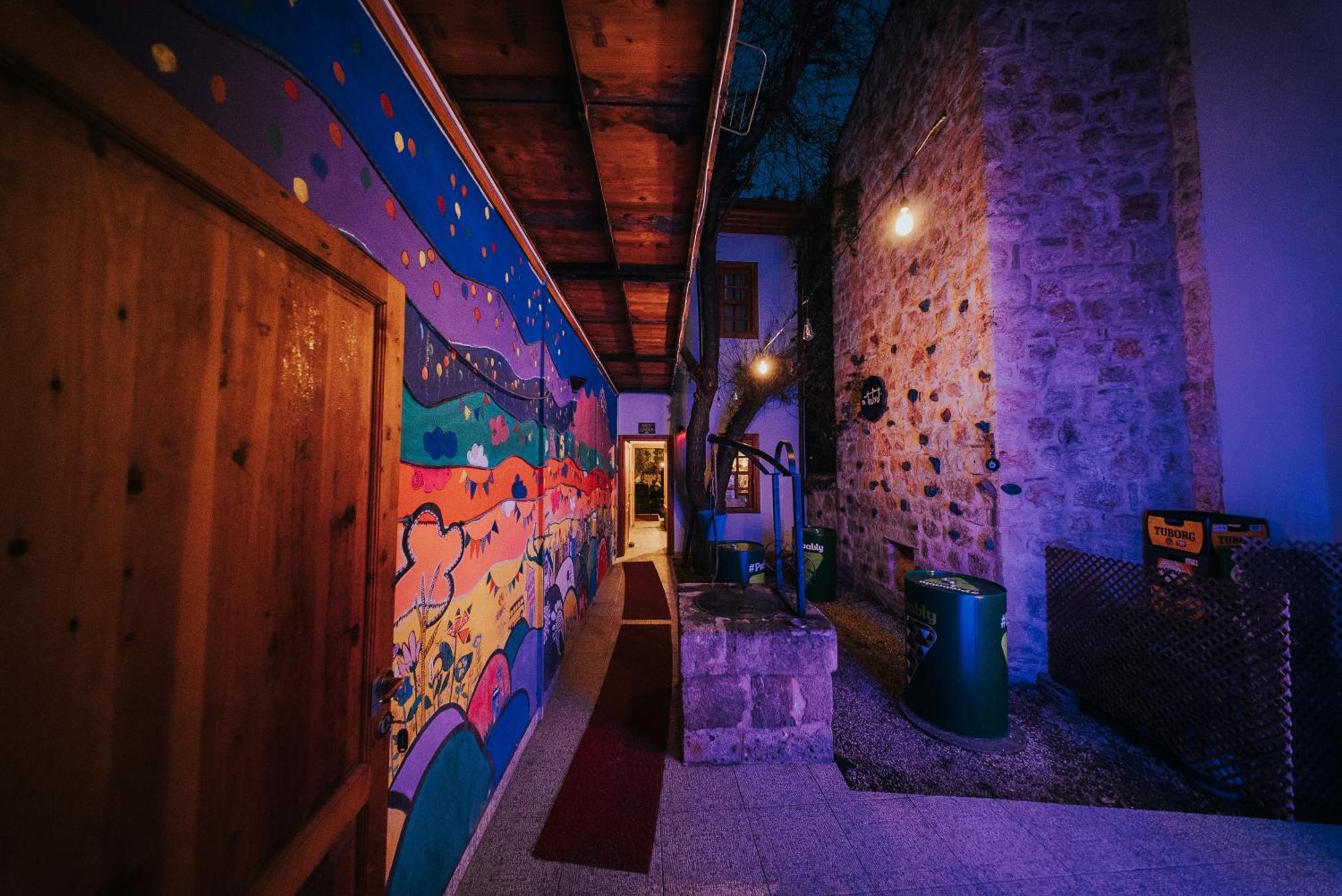 Kuyu Beergarden Hostel Antalya Kültér fotó