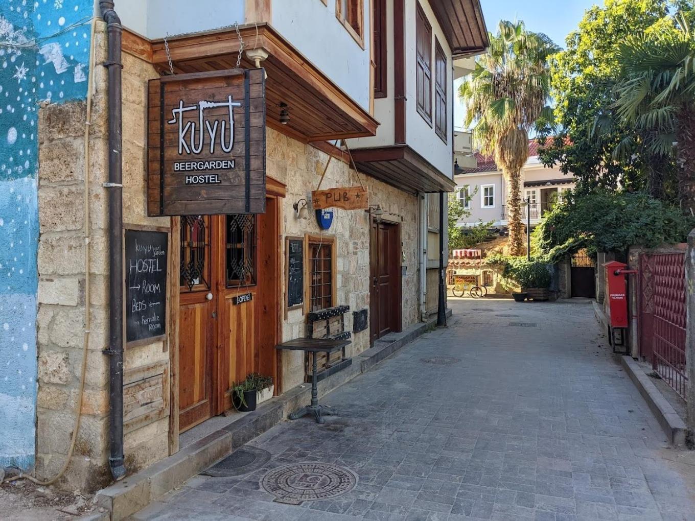 Kuyu Beergarden Hostel Antalya Kültér fotó
