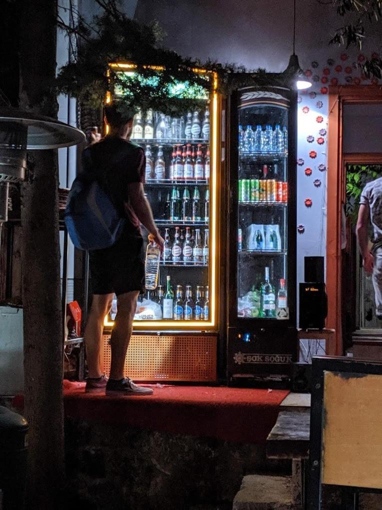 Kuyu Beergarden Hostel Antalya Kültér fotó